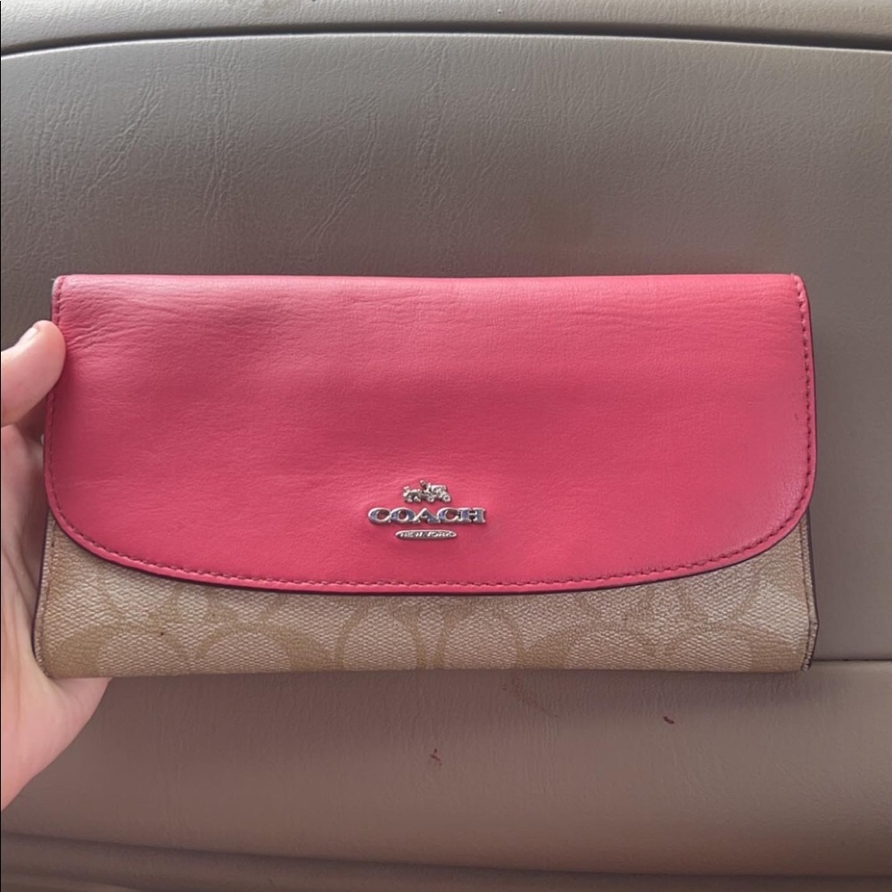 Lightly used coach wallet!!